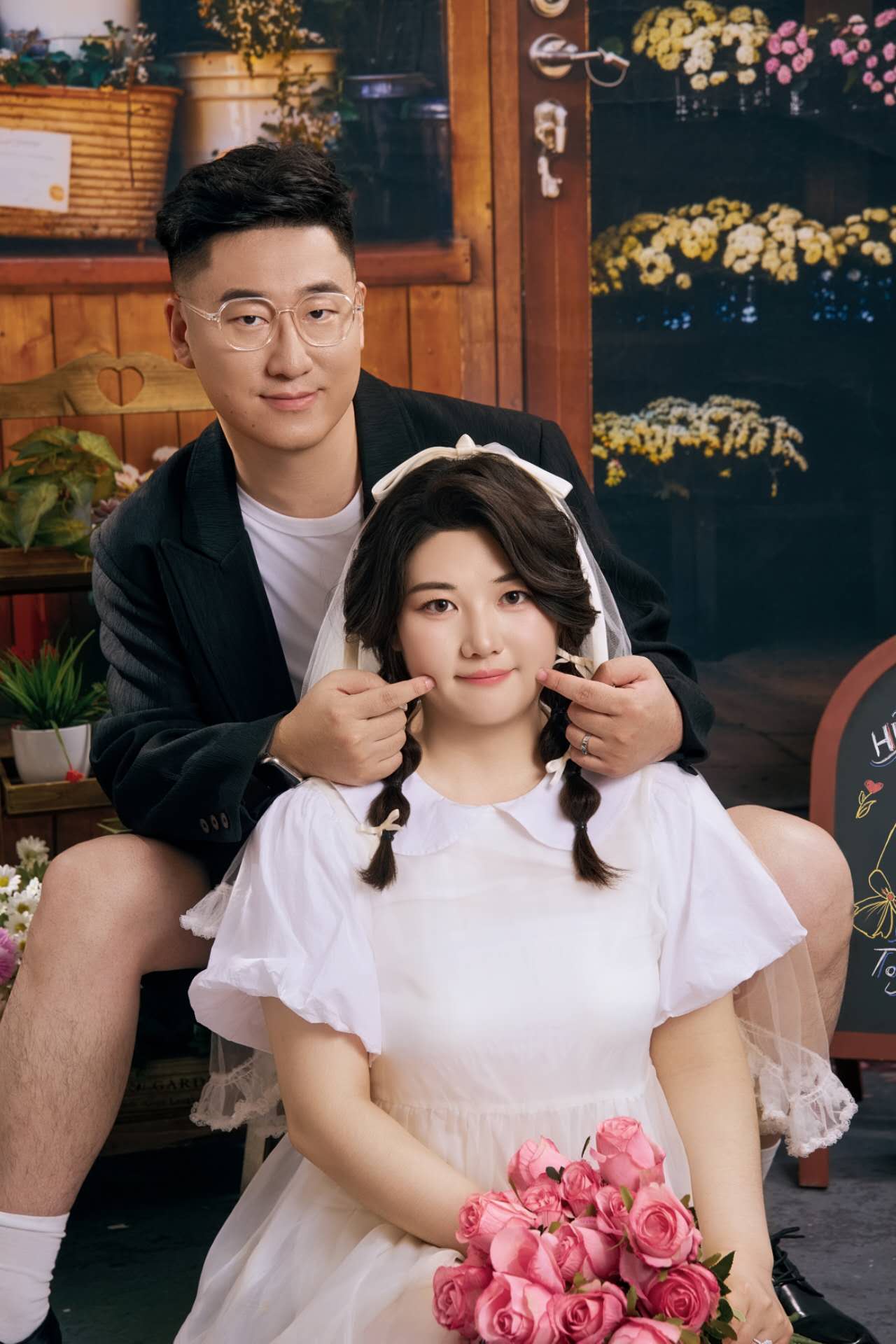 花房里胡乾浩轻捏李佳怡脸颊的合影